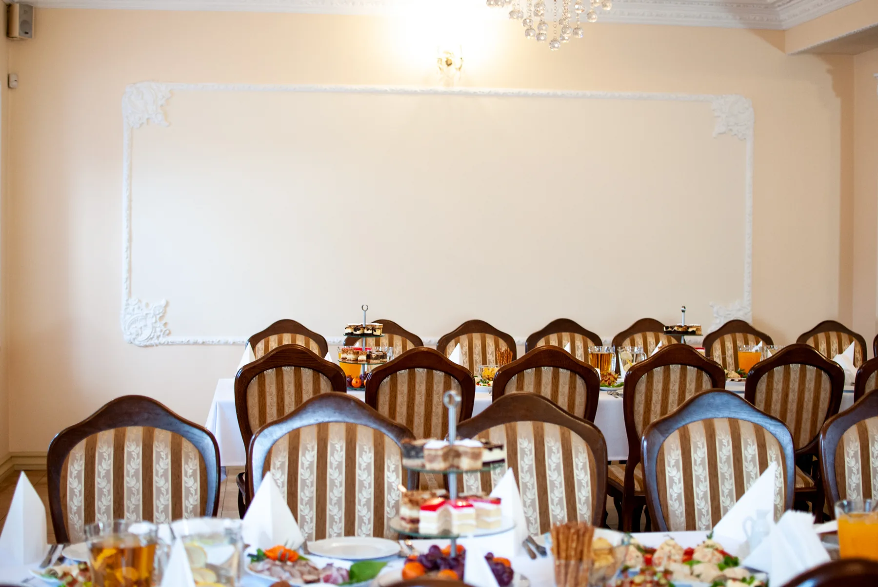 Przestronna sala w Gościńcu w Ratuszu